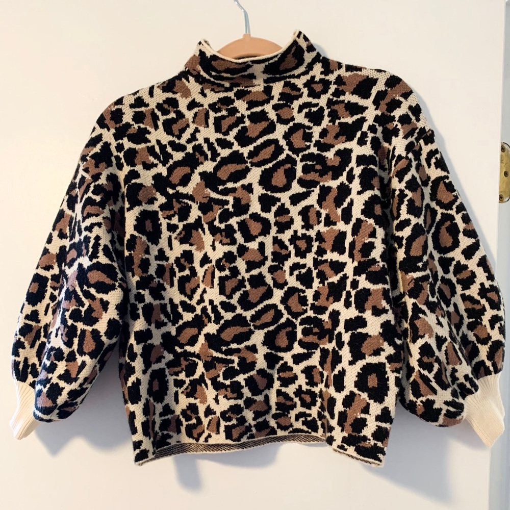 Line and Dot Blouson sleeve leopard print sweater